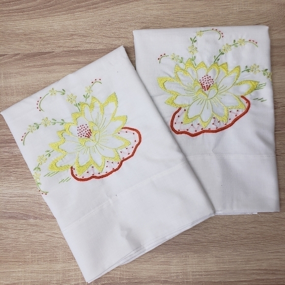 𝅺Pair Vintage Wabasso Embroidered Pillowcases - Picture 3 of 13